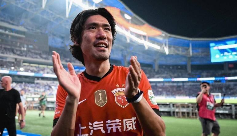 他是上海足球名宿,豪取4个中超冠军,36岁退役,如今接班徐根宝