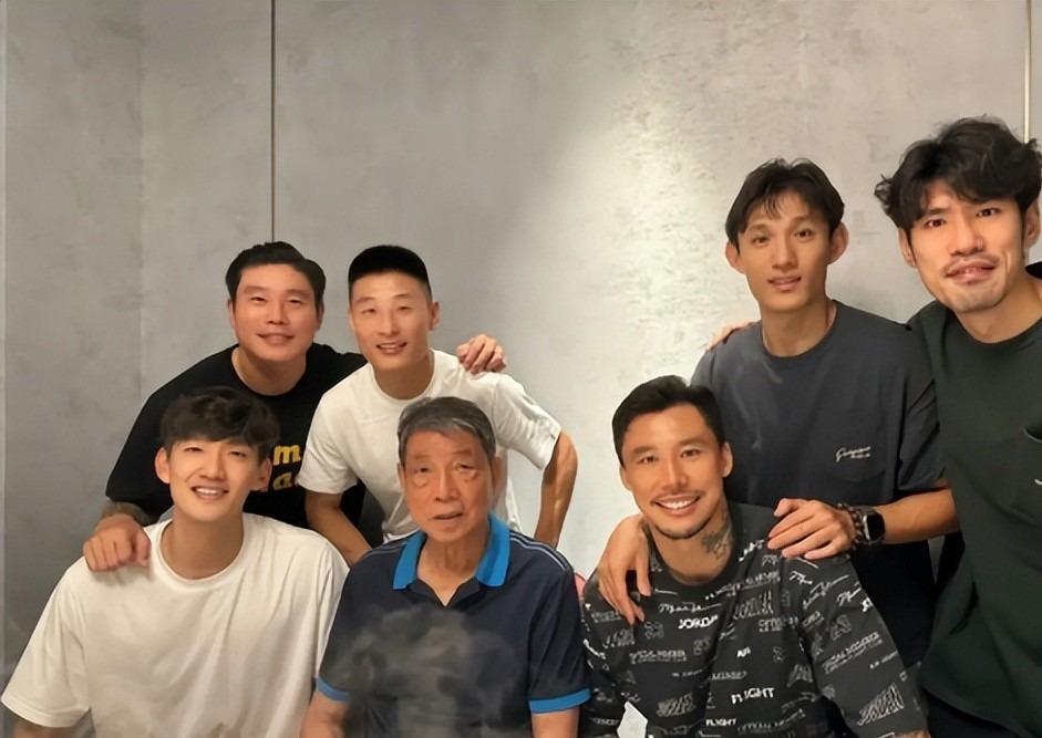 他是上海足球名宿,豪取4个中超冠军,36岁退役,如今接班徐根宝